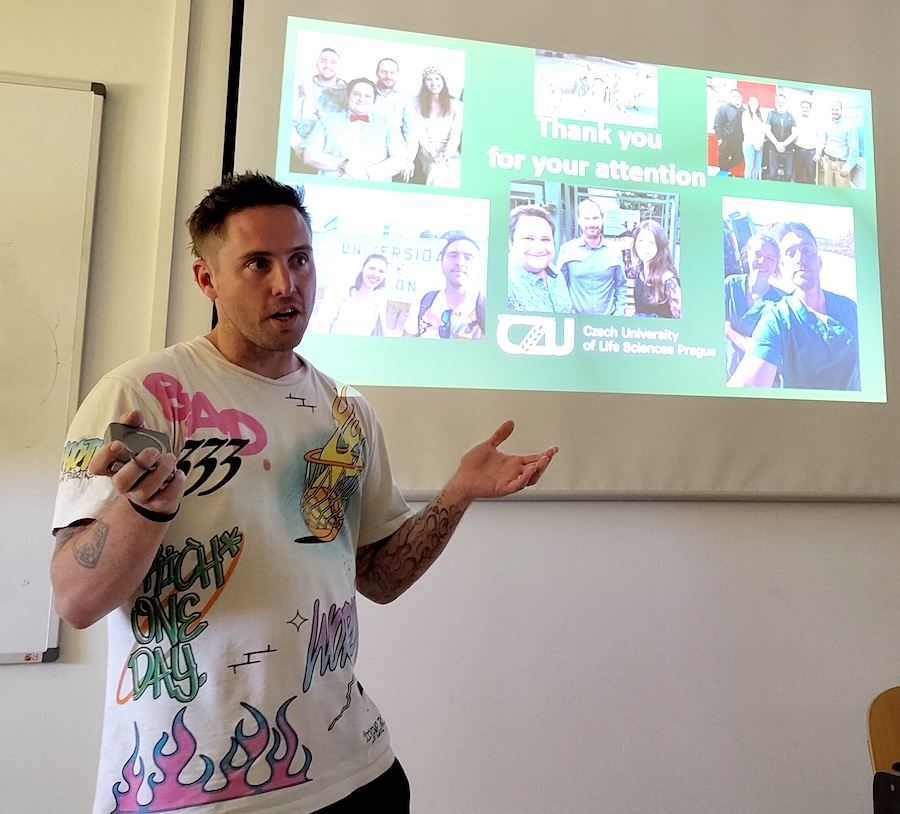 Chris LeBrun dando su seminario.